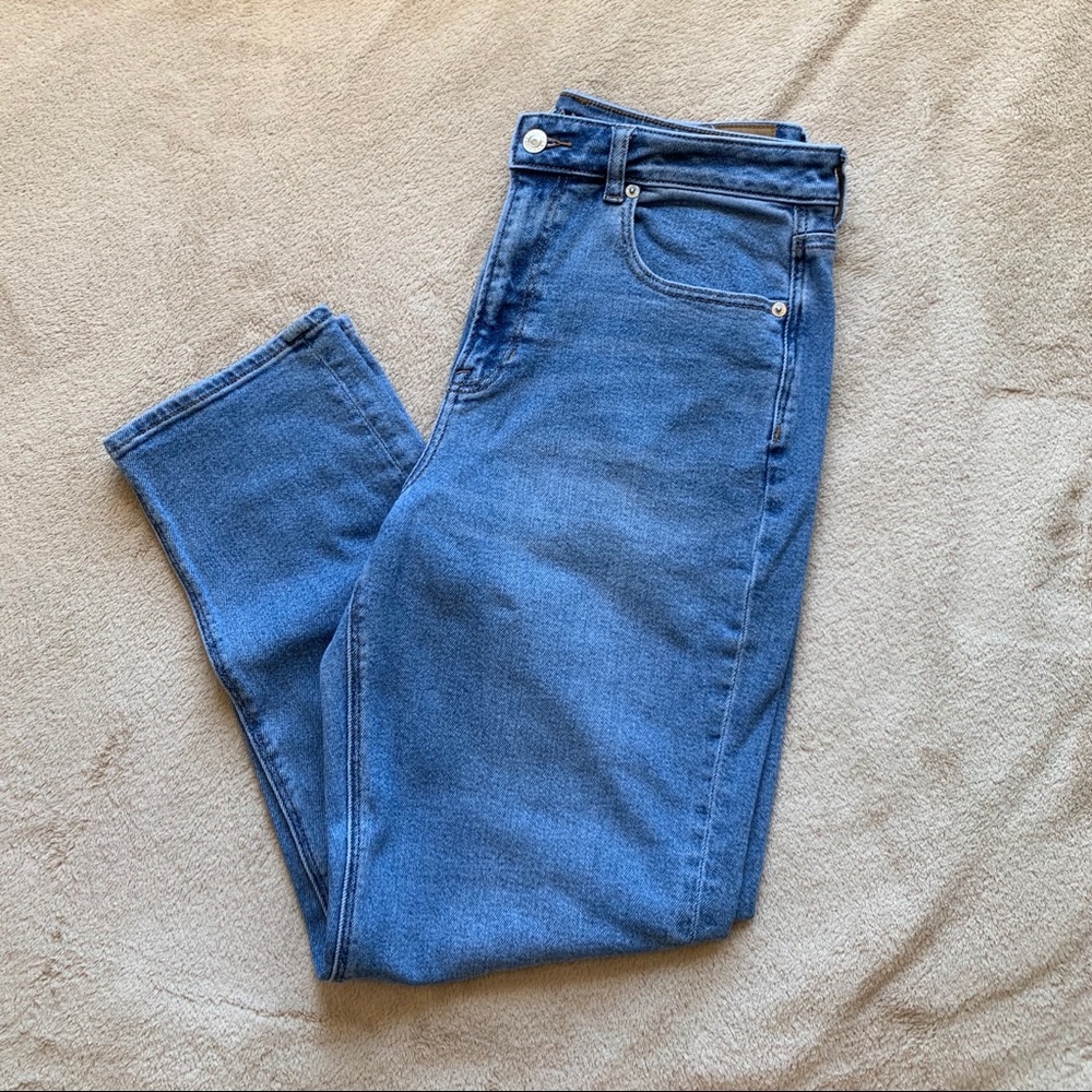 American Eagle: Light Wash Mom Jeans
